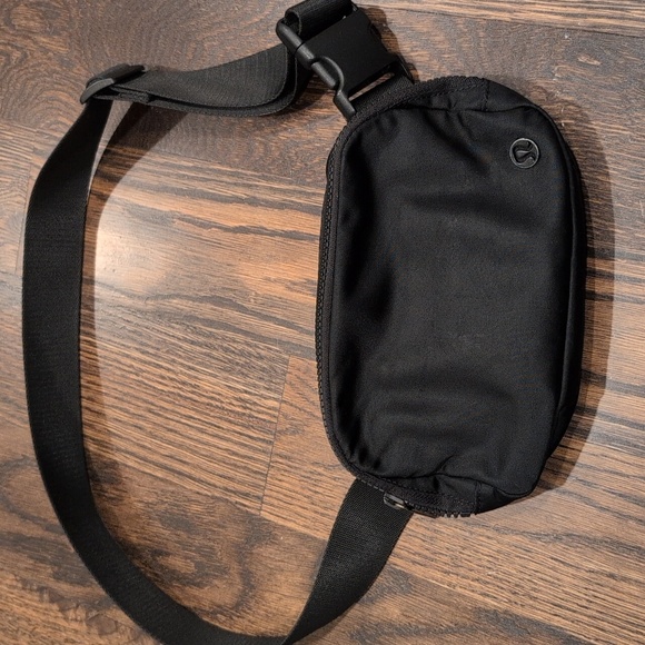 lululemon athletica Handbags - Lululemon original belt bag